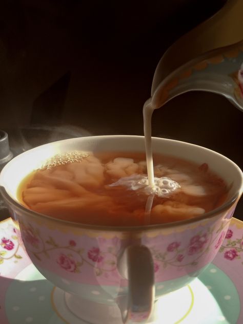 Sütlü çay Tea And Milk Aesthetic, Tea With Milk Aesthetic, Cup Of Tea Aesthetic, Mila Core, Milk Tea Aesthetic, Milk And Tea, Winter Tea Party, Tea And Milk, Tea With Milk