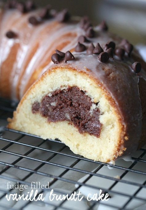 Fudge Filled Vanilla Bundt Cake Bundt Cake With Filling, Cake With Filling, Vanilla Bundt Cake Recipes, Vanilla Bundt Cake, Books Cake, Bundt Cake Recipes, Coconut Dessert, Torte Cupcake, Brownie Desserts