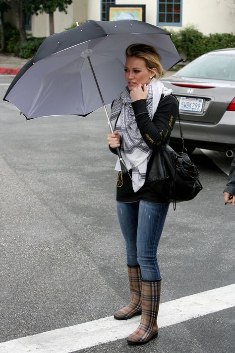 Loving the burberry rain boots on Hilary Duff, so cute. Burberry Rain Boots Outfit, Cute Rain Outfits, Rain Boot Outfit, Hilary Duff Style, Rain Fashion, Burberry Rain Boots, Rain Outfit, Rainy Day Fashion, Hilary Duff