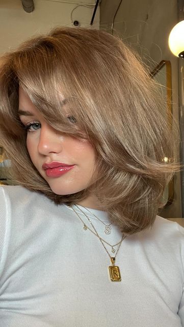 Shay on Instagram: "Who is she?!? • • • @cfhairdesign you never fail to amaze me ❤️" New Hair Inspiration, Medium Length Haircut With No Layers, Medium Short Length Haircut With Layers, Hair Cuts For Short Hair With Layers, Layers For Short Length Hair, Layer Haircut For Short Hair, Brunette Layered Bob, Layer Short Haircut, Hairstyle Cut Ideas