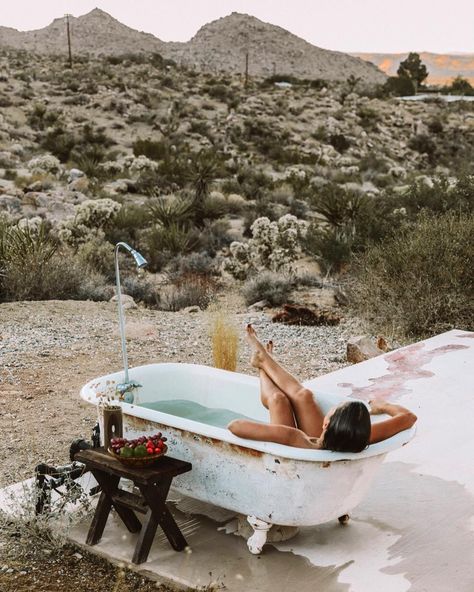 Favorite moment of my quick getaway to Joshua Tree, admiring the sunset from my 🛀🏽 #collageontheroad #joshuatree Outdoor Clawfoot Tub, Home Spa Ideas, 70s Scandinavian, Luxury Industrial, Outdoor Bathtub, Scandinavian Inspiration, Outdoor Tub, Kitchen Elegant, Bathroom Chic