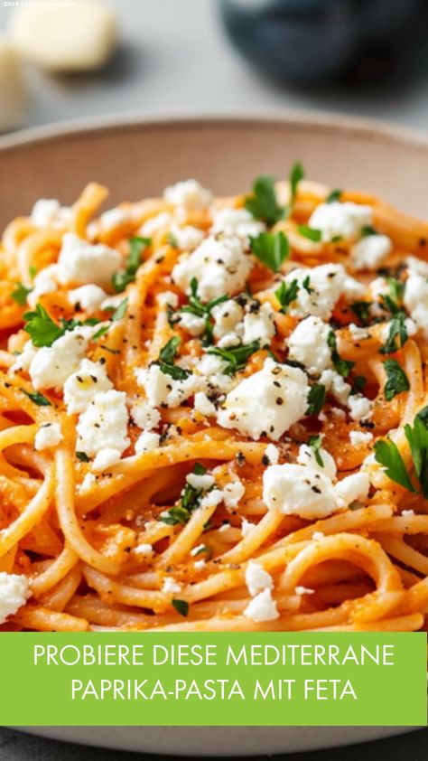 So einfach geht Genuss: Diese Paprika-Pasta mit Feta aus dem Ofen ist ein mediterranes Gericht, das dich im Nu verzaubert. Paprika Pasta, Feta Pasta, Feta, Pasta, Baking