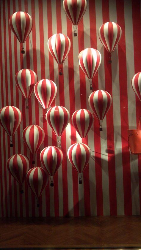 Window display Dark Circus, Decoration Vitrine, Circus Art, בר מצווה, Store Windows, Circus Theme, Vintage Circus, Circus Party, Hot Air Balloons