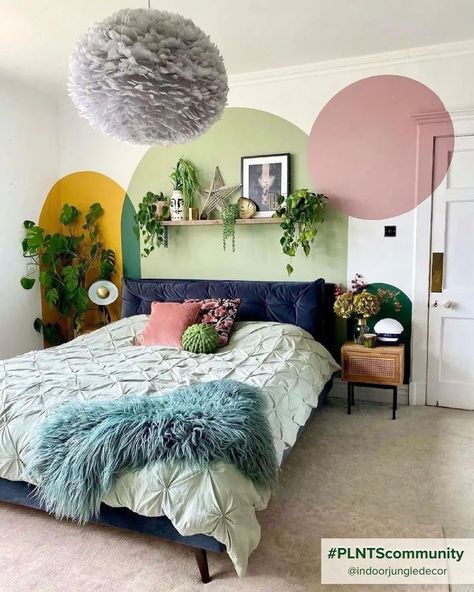 Nicely decorated room with pretty colors and beautiful plants Unique House Painting Ideas Interior, Unique Bedroom Paint Ideas, Artsy Bedroom Aesthetic, Wall Painting Ideas Bedroom Unique, Artsy Bedroom, Plants Bedroom, House Renos, Palm Springs House, Spavaća Soba