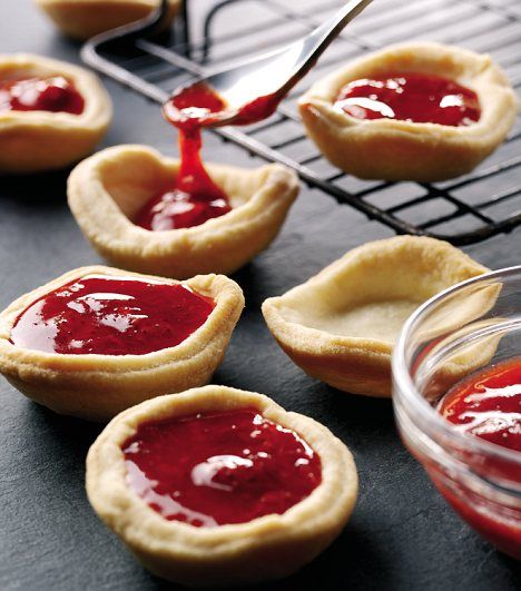 Queen of Hearts Jam Tarts...sugar cookies in mini muffin tray? Bridal Party Food, Bridal Party Foods, Wonderland Food, Party Food Desserts, Alice In Wonderland Food, Jam Tarts, Party Food Dessert, Alice Tea Party, Food Party