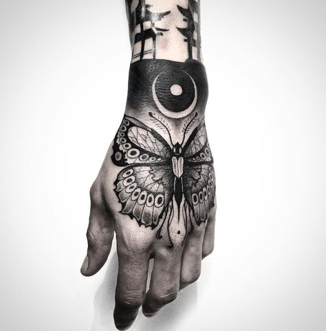 Butterfly Hand Tattoo Herren Hand Tattoos, Butterfly Hand Tattoo, Petit Tattoo, Tattoo Trend, Hand Tats, Muster Tattoos, Inspiration Tattoos, Hand Tattoos For Guys, Hand Tattoo