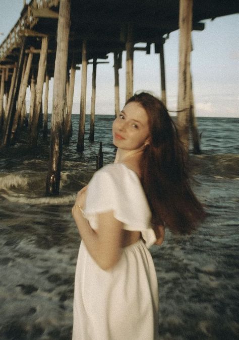 Senior Pictures At The Beach, Beach Graduation Pictures, Mother Day Photo, Pretty Senior Pictures, Mothers Day Photoshoot, Mommy And Me Poses, Aesthetic Mother, Beach Senior Photos, Pictures At The Beach