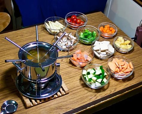 Oil fondue can be done with meat, vegetables, and fish. How To Make Fondue, Fondue Dipping Sauces, Oil Fondue, Broth Fondue Recipes, Fondue Broth, Pizza Raclette, Fondue Recipes Meat, Melting Pot Recipes, Easy Fondue