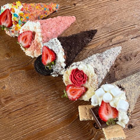 Sugar Cones Ideas, Cheesecake Cones Flavors, Strawberry Crunch Cones, Strawberry Cheesecake Cones, Strawberry Cheesecake Stuffed Cones, Waffle Cone Dessert Ideas, Stuffed Waffle Cone Dessert Ideas, Cheesecake Stuffed Waffle Cone Recipe, Strawberry Crunch Cheesecake Cones Recipe