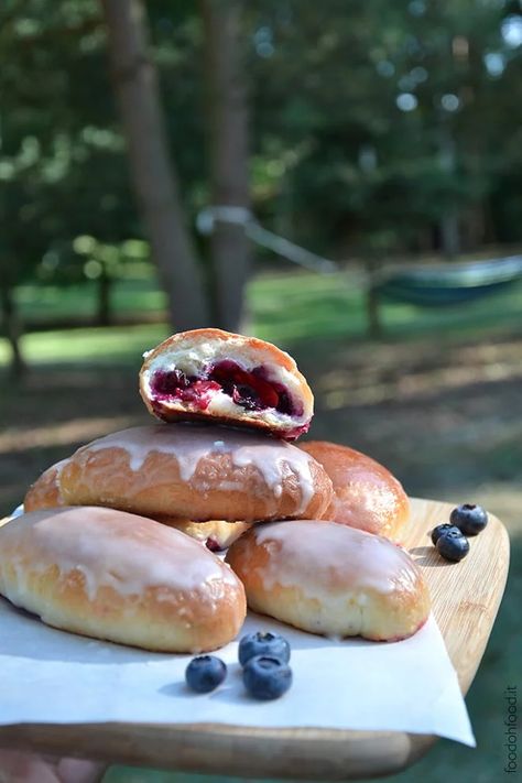 Jagodzianki - traditional soft Polish buns filled with blueberries Polish Breakfast, Brioche Recipes, Polish Desserts, Homemade Snickers, Sweet Glaze, Sweet Buns, Easy No Bake Desserts, British Bake Off, Bread Buns