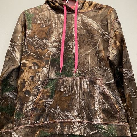 Real tree Hooded Sweatshirt EUC Real Tree Camo, Pull Over Hoodie, Real Tree, L And Light, Hunting Clothes, Pink Accents, Hooded Sweatshirt, Unisex Hoodies, Hooded Sweatshirts