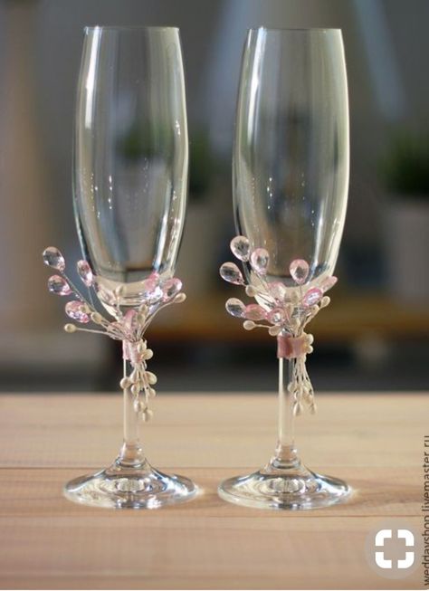 Long Wedding Table Decorations, Pearl White Paint, Wedding Glasses Diy, Bridal Glasses, Personalized Wedding Glasses, Glass Decor Ideas, Wine Glass Decor, Wedding Toasting Glasses, Bride And Groom Glasses