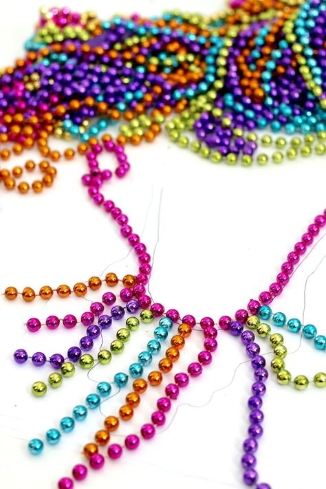 Diy Mardi Gras Statement Necklace Diy Mardi Gras Outfits For Women, Statement Necklace Diy, Diy Necklace Clasp, Necklace Organizer Diy, Mardi Gras Diy, Mardi Gras Photos, Madi Gras, Mardi Gras Crafts, Carnival Dress