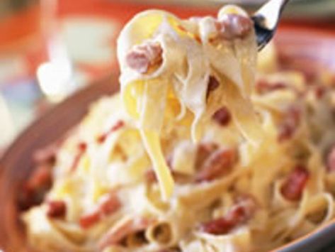 tagliatelle, lardons, jaune d'oeuf, gruyère râpé, crème fraîche, poivre, sel Tagliatelle Carbonara, Tagliatelle Recipe, Steak Casserole, Philly Cheese Steak Casserole, Pasta Party, Pizza Casserole, Pasta Casserole, Batch Cooking, Casserole Recipes