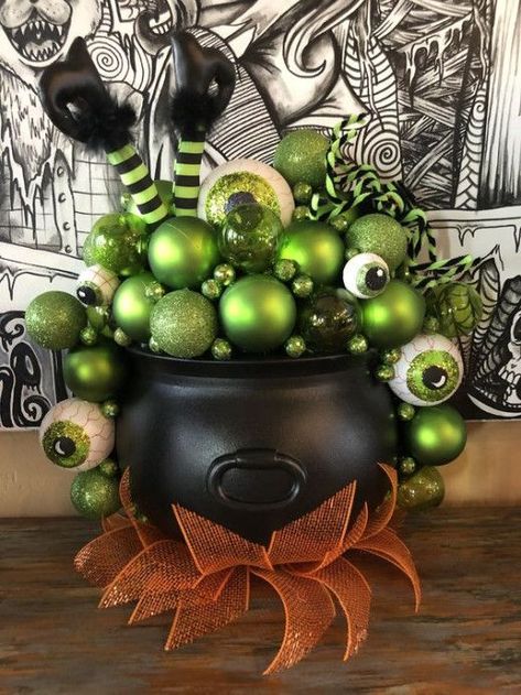 Halloween Arrangements, Halloween Arts, Awesome Furniture, Halloween Decor Diy, Halloween Outside, Casa Halloween, Homemade Halloween Decorations, Diy Halloween Wreath, Creepy Halloween Decorations