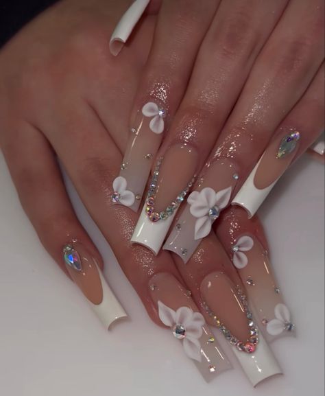 White Nails For Quinceanera, Acrylic Nails Xl Square, White Long Acrylic Nails With Diamonds, Long Wedding Nails For Bride, White Acrylic Nails With 3d Flowers, White Nails With 3d Flowers, Wedding Acrylic Nails For Bride, Extra Nails Acrylic, Nails Acrylic Latina