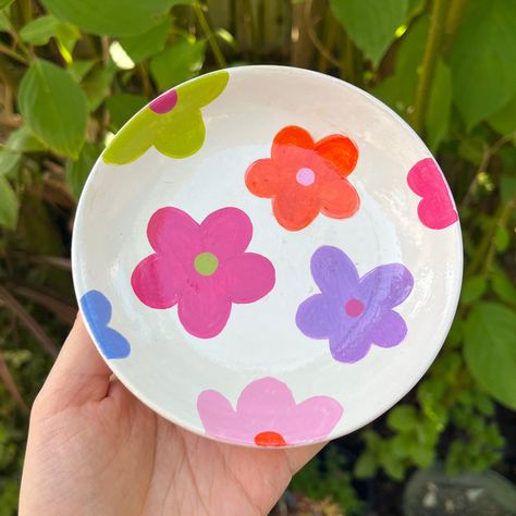 Rainbow Daisy Flowers Trinket Dish, Hand Painted Ceramic Jewelery Dish, Catch All Retro Flower Power Art, White Ceramic Ring Bowl, Desk Tray #floral #earrings #ceramic #70sartprint #clayringdish #customringdish #clayjewelrydish #catchalldish #smalljewelrydish Daisy Trinket Dish, Clay Plate Painting Ideas Aesthetic, Painting Trinket Dishes, Pottery Painting Ideas Plates Floral, Pottery Bowl Painting Ideas Flower, Flower Pottery Bowl, Bowl Art Painting, Hand Painted Trays Ideas, Pottery Painting Flowers Easy