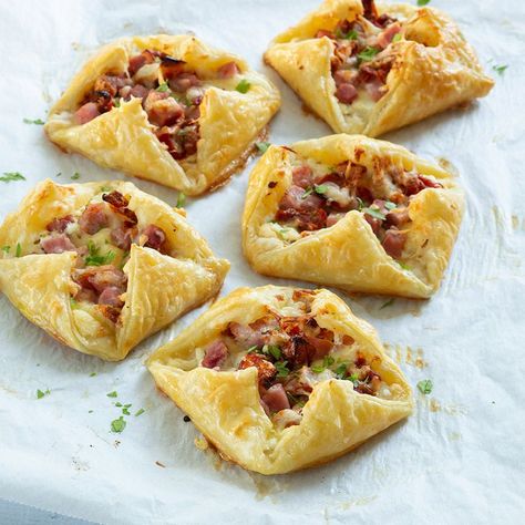 Bladerdeeg hapjes met ham en kaas - Leuke recepten Patty Food, Brunch Party Recipes, Spinach Cheese, Cheese Pastry, Snacks Für Party, Party Recipes, Brunch Party, Lazy Sunday, Ham And Cheese