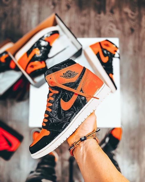 Shattered Backboard Outfit, Jordan 1 Outfit Women Street Style, Air Jordan 1 Orange, Air Jordan 1 Shattered Backboard, Jordan 1 Orange, Aj Nike, Jordan Outfits Womens, Jordan 1 Shattered Backboard, Outfits Jordans