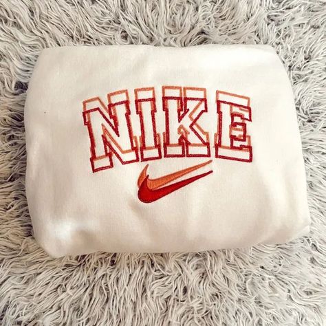 Embroidery Crewneck, Vintage Nike Sweatshirt, Cute Nike Outfits, Matching Hoodies, Cute Couple Outfits, Cute Shirt Designs, Nike Pullover, Disney Sweatshirts, Nike Vintage