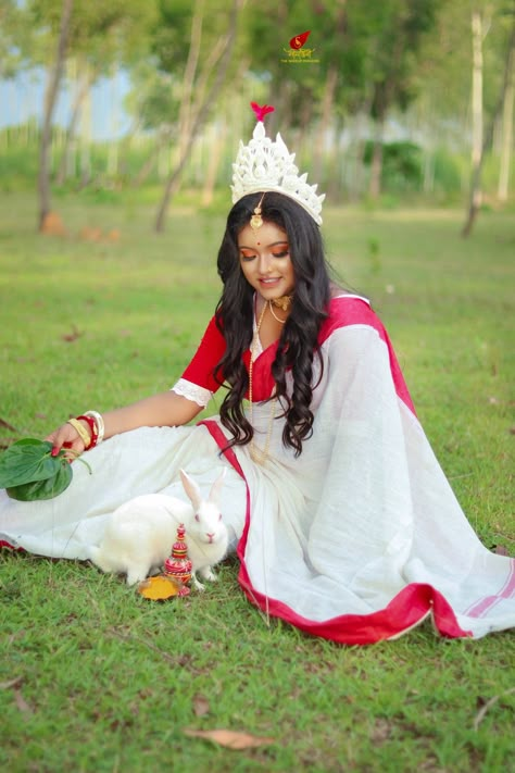 Bengali Haldi Look Bengali Bride In White Saree, Bengali Ashirbad Ceremony Look, Bengali Haldi Look, Gaye Holud Bengali Bride, Bengali Traditional Look, Bengali Photoshoot, Haldi Ceremony Outfit For Bride, Bride Bengali, Haldi Pose