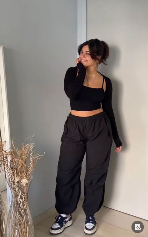 Baddie Outfits Mid Size, Concert Outfit Big Size, Black Sweatpants Outfit Plus Size, Mid Size Baggy Outfit, Plus Size Dance Outfit, Streetwear Fashion Women Curvy, Plus Size Techno Outfit, Midsize Fashion Going Out, Baggy Pants Outfit Midsize