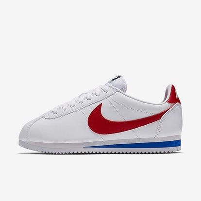 How 5 Celebrities Wear Nike Cortez Sneakers So Differently White Nike Running Shoes, White Nike Joggers, Nike Cortez Shoes, Nike Cortez Leather, Tennis Adidas, Shoe Earrings, Cortez Shoes, Nike Classic Cortez Leather, Boston Outfits