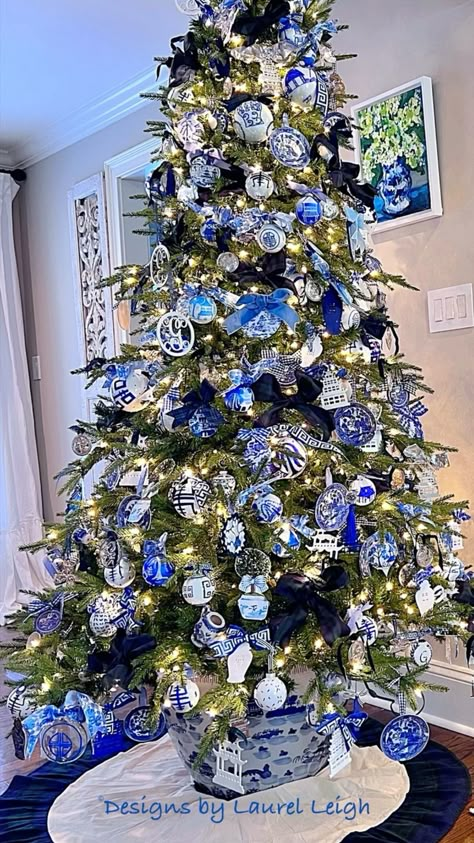 This beauty is filled with vintage and gandmade treasures. Some ornaments available via @DesignsbyLaurelLeigh Blue Willow Christmas, Blue White Chinoiserie Christmas, French Blue Christmas, White Christmas Tree Blue Ornaments, Blue Christmas Decorations, Blue And White Christmas, Blue And White Christmas Decor, Delft Christmas Tree, Blue And White Christmas Tree