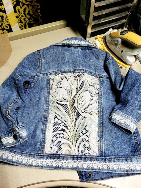 Jean Jacket Diy, Upcycled Jackets, Upcycled Denim Jacket, Diy Denim Jacket, Lace Jeans, Embellished Denim Jacket, Denim Embroidery, Upcycle Clothes Diy, Blue Jeans Crafts