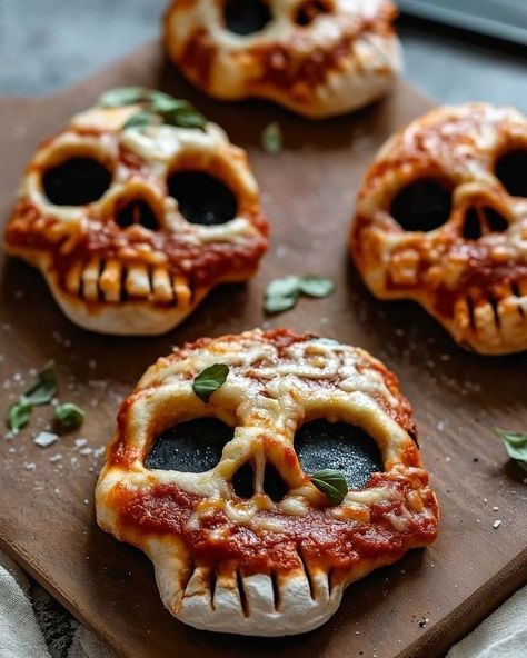 Halloween Skull Pizzas, Halloween Savoury Party Food, Pizza Skulls Recipe, Halloween Pizza Skulls, Savoury Halloween Food, Halloween Cibo, Pizza Skulls, Savory Halloween Food, Skull Pizza