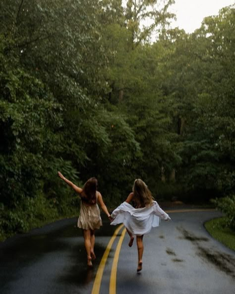 Aesthetic Dancing In The Rain, Day Rain Aesthetic, Aesthetic Dancing, Rain Photos, Photography Rain, Film Edit, Rain Aesthetic, Rain Photo, Friend Photography