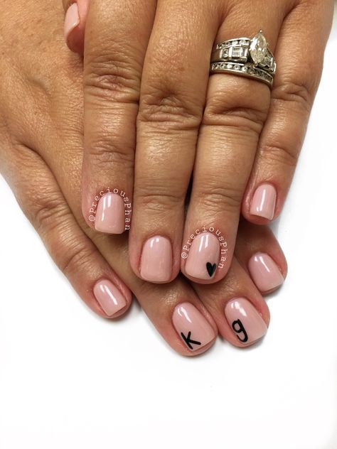 Monogram letter nails. Nude and black. #PreciousPhan Initial Gel Nails, Short Nail Initial Designs, Letter D Nails, Gel Nails With Initials, Letter B On Nails, Letter D On Nails, Letter On Nails Initials, Short Nails With Initial, Letters On Nails