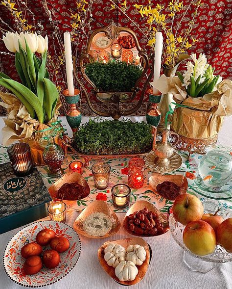 Nowruz Norooz Card, Haftsin Ideas, Treat Boxes Diy, Nowruz Table, Iranian New Year, Ancient Persian Art, Haft Seen, Candy Corn Decorations, Altar Ideas