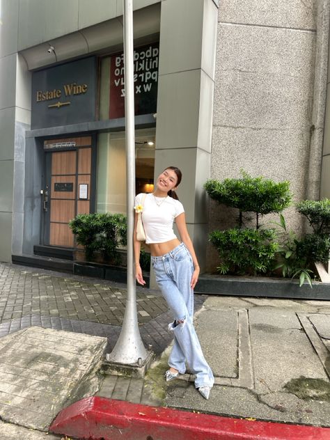 silver heels, heels and jeans, silver shoes, model off duty, pinterest look, simple, minimalist Silver Pointed Heels Outfit, Silver Kitten Heels Outfit, Chrome Heels Outfit, Silver Heels Outfit, Silver Pointed Heels, Pointed Heels Outfit, Y2k Soft Girl, Kitten Heels Outfit, Silver Kitten Heels