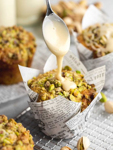 Pistachio Muffins Recipe, Pistachio Crumble, Vegan Pistachio, Pistachio Muffins, Pistachio Dessert, Vegan Pastries, Fall Vegan Recipes, Healthy Muffin Recipes, Vegan Cupcakes