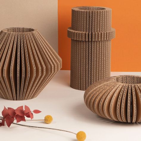 Vase made of recycled cardboard / cache-cache - TOUT SIMPLEMENT, | MOM | #decorativeitem #decorativepieces #vases #other Carton Diy, Cardboard Model, Cardboard Crafts Diy, Cardboard Design, Cardboard Box Crafts, Deco Vase, Christmas Crafts For Adults, Cardboard Sculpture, Vase Crafts