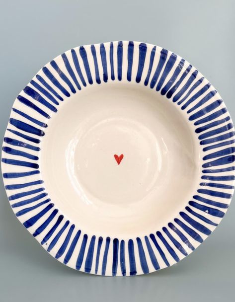 Bowls Pottery Painting Ideas, Plates Pottery Painting, Ceramic Painting Ideas Bowls Simple, Ceramic Painting Diy, Homemade Ceramic Plates, Pottery Painting Cereal Bowl, Ceramic Art Painting Ideas Plate, Pottery Painting Heart Plate, Aesthetic Painted Pottery