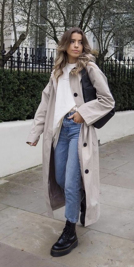 Sweats And Trench Coat Outfit, Gray Trench Coat Outfit Winter, Cream Mac Outfit Trench Coats, Trench Coat And Boots Outfits, Grey Raincoat Outfit, Cold Weekend Outfit, Outfit Ideas With Trench Coat, Style With Jean Coat, Trench Coat Outfits For Women