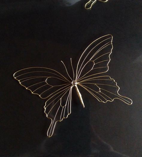 Diy Wire Fairy Wings, Wire Butterfly Diy Tutorials, Wire Sculpture Easy, Sculpture Wire Art, Wire Butterfly, Sculpture Wire, 3d Pen Art, Copper Wire Art, Wire Ornaments