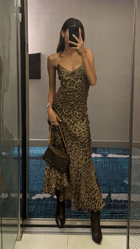 Printed Dress Outfit, Gala Gonzalez, Fashion Dream Job, Emmanuelle Alt, Outfits Edgy, Leandra Medine, Cheetah Print Dress, Hadid Style, Closet Makeover