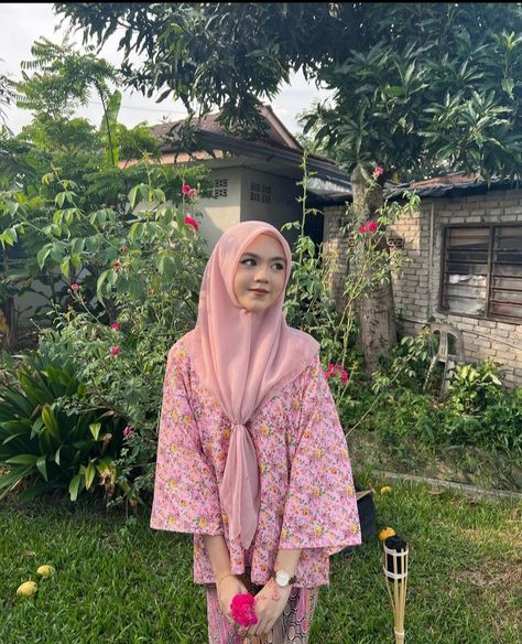 Raya Ootd Pose, Raya Pose Ideas, Raya Pose, Raya Ootd, Tutorial Hijab Modern, Raya Outfit, Ootd Poses, Hijabi Outfit, Traditional Dresses Designs