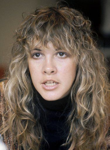 Stevie Nicks and excellent Rumours hair. Stevie Nicks Witch, Stevie Nicks Quotes, Nick Young, Stevie Nicks Style, Stephanie Lynn, Lindsey Buckingham, Stevie Nicks Fleetwood Mac, Curly Bangs, Musica Rock