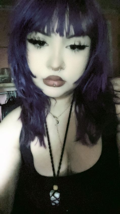 Purple Haired Face Claim, Purple Hair Makeup Looks, Long Layered Haircuts Goth, Choppy Goth Hair, Goth Colored Hair, Outfits For Purple Hair, Hair Color Ideas Alt, Purple Roots Black Hair, Purple Goth Hair