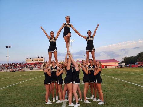 Easy pyramid for cheerleaders Middle School Cheer Pyramids, 10 Person Cheer Pyramid, Highschool Cheer Pyramids, High School Pyramids Cheer Stunts, Highschool Stunts Cheerleading, Cheer Pyramids, Cheerleading Pics, Cheer Practice Outfits, Cheerleading Pyramids