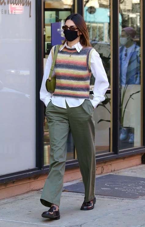 Kendall Jenner's $50 Striped Sweater Vest Is An Ideal Spring Piece 90s Dad Fashion, Vest Street Style, Knit Vest Outfit, Sweater Vest Outfit, Colorful Vest, Dad Fashion, Striped Vests, Celebrity Sightings, March 21