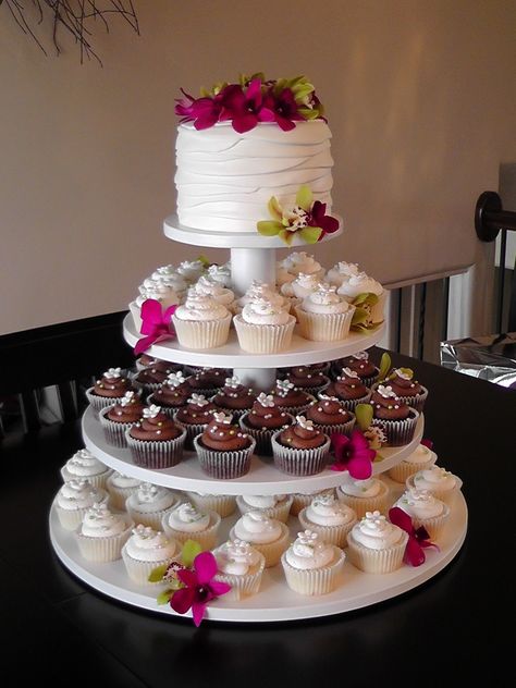 Wedding Cake Simple Elegant Classy, Wedding Cake Fondant Flowers, Wedding Cakes Fondant, Cake With Cupcakes, Wedding Cake Simple Elegant, Cupcake Tower Wedding, Cakes Fondant, Round Wedding Cakes, Big Wedding Cakes