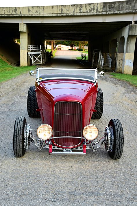 This 1932 Ford Roadster Personifies the Ohio Look | Car in My Life 32 Ford Roadster, 1932 Ford Roadster, Ford Hot Rod, Hot Rods Cars Muscle, Custom Cars Paint, Traditional Hot Rod, Vintage Hot Rod, Ford Roadster, 32 Ford