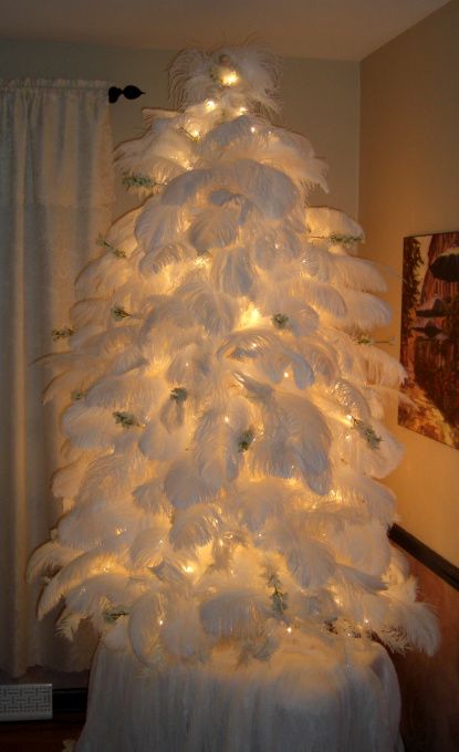 I love this feather tree and put up a similar one last year - so very pretty. Feather Christmas Tree, A White Christmas, Christmas Tree Inspiration, Feather Tree, Holiday Christmas Tree, Beautiful Christmas Trees, Ostrich Feather, White Christmas Tree, Ostrich Feathers