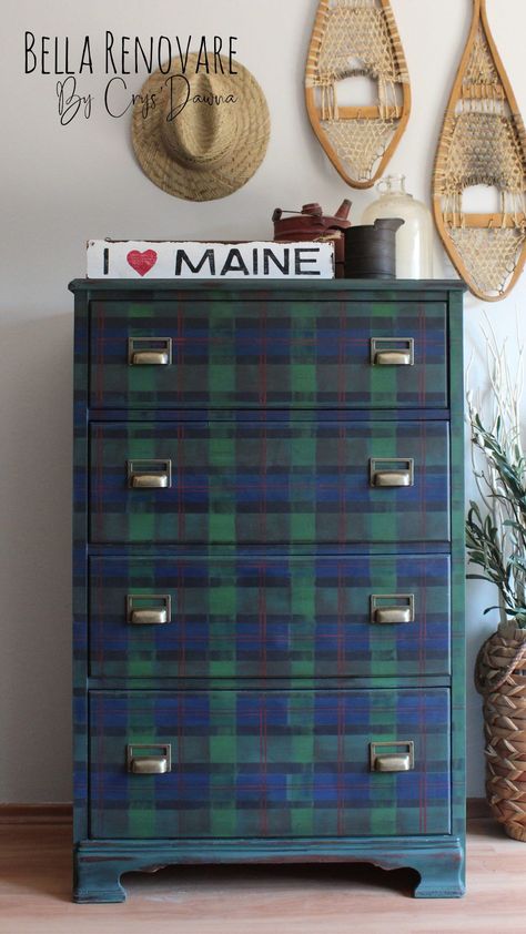 Nothing screams holidays as plaid. Welcome the Christmas spirit to your home with this amazing dresser makeover. Learn how to paint plaid pattern in this step by step tutorial. Is is easier than you think. #furnituremakeover #paintingtutorial Rustic Dresser Makeover, Plaid Furniture, Plaid Painting, Paint Plaid, Diy Plaid, Simple Dresser, Cheap Dresser, Furniture Painting Tutorial, Plaid Diy