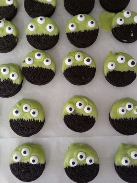 Buzz lightyear party food! Oreos dipped in chocolate and added the alien eyes :-) Fruit Spaceship, Alien Theme Party Food, Space Party Foods, Alien Charcuterie Board, Space Themed Shower Ideas, Space Party Food Ideas For Kids, Alien Themed Food, Alien Recipes, Outer Space Birthday Party Food